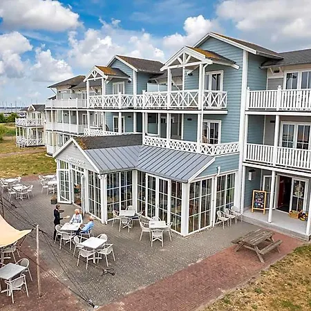 In Cape Helius With Garden Terrace Hotell 3*